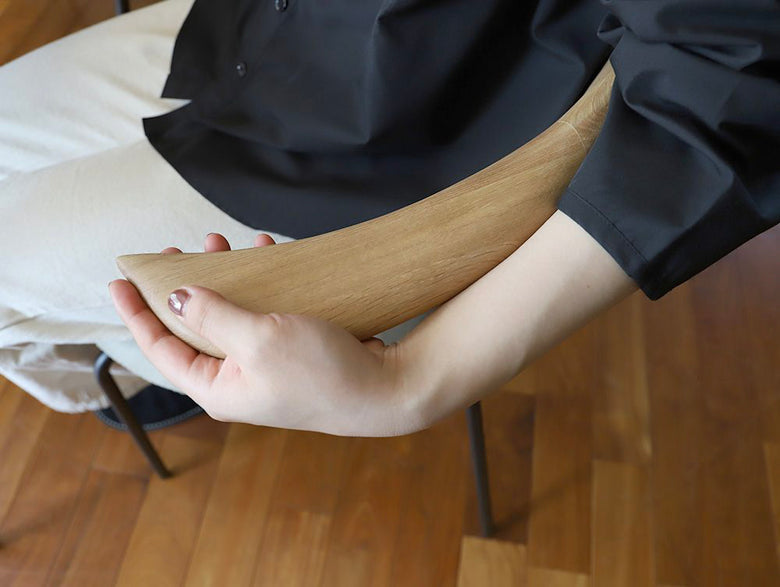 adepecheのfincチェア、ナチュラルオークまたはウォルナット無垢材の背板とアーム、スチールフレーム、PU座面を備えたモダンなデザインの椅子