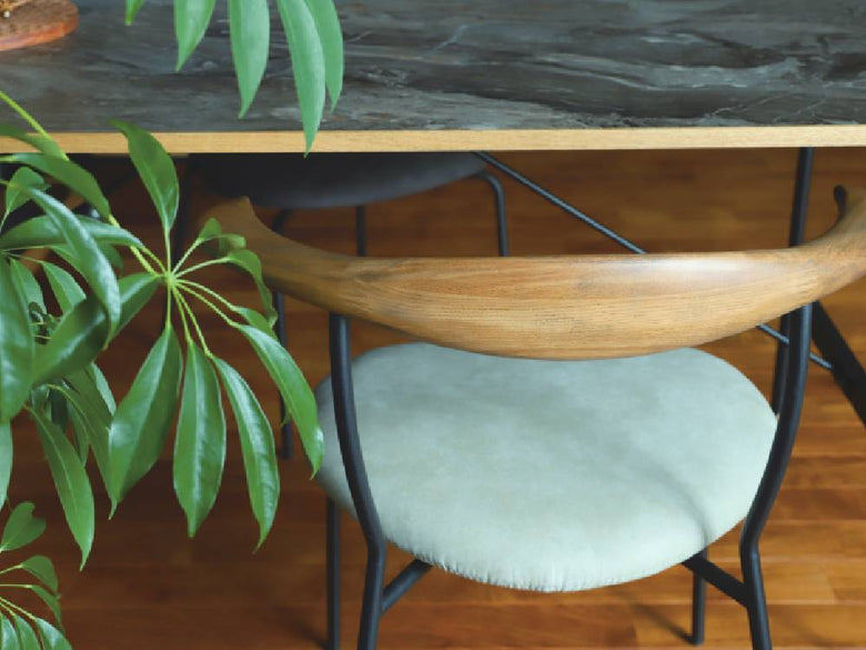 オーク無垢材製のadepeche fincチェアとダイニングテーブルが配置されたハードウッドフローリングのダイニングルーム