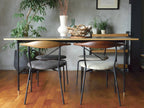 木製のadepeche fincチェアがダイニングテーブルと共に配置されたモダンなダイニングルーム