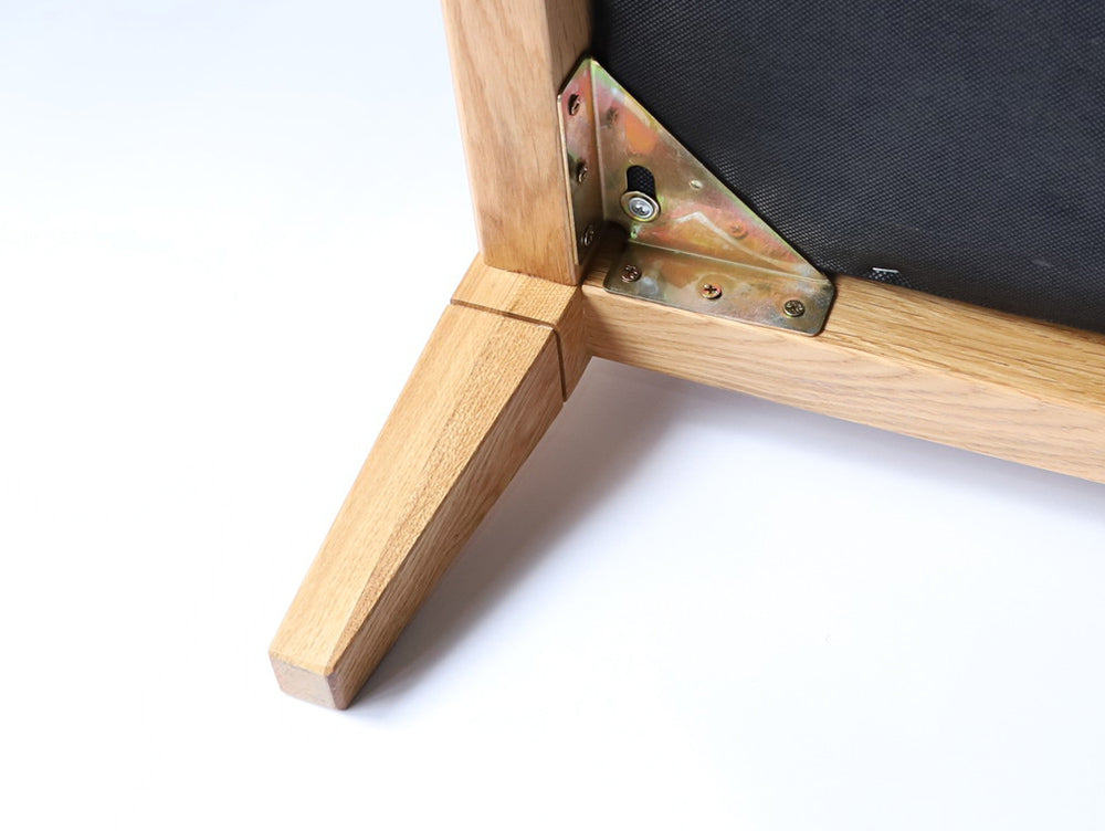 アデペシュのオーク無垢材製ソロ2.5シートソファーとオットマンのデザイン