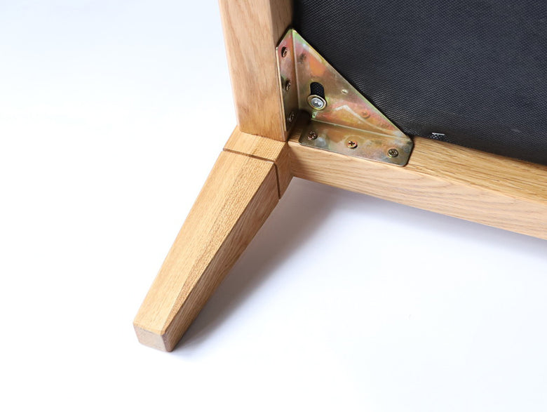 アデペシュのオーク無垢材製ソロ2.5シートソファーとオットマンのデザイン