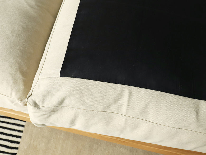 グレーのデザインクッションが配置されたアデペシュのソロソファー