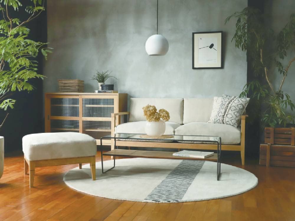 adepecheのソロ2.5シートブラウンソファーが木製フローリングのリビングルームに配置されたインテリア