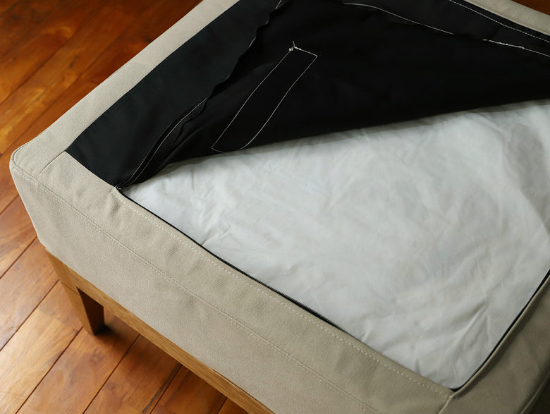 a.depecheのソロソファーがグレーの木製フローリングの上に配置されている様子