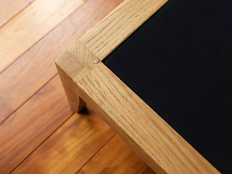 オーク無垢材の木製フローリングに置かれたアデペシュのsoloソファー