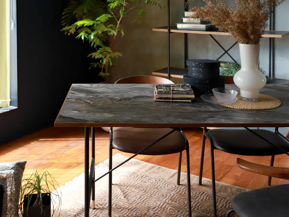 アデペシュのPOL 2wayダイニングテーブルと木製椅子が配置された自然素材を基調とした明るいダイニングルーム