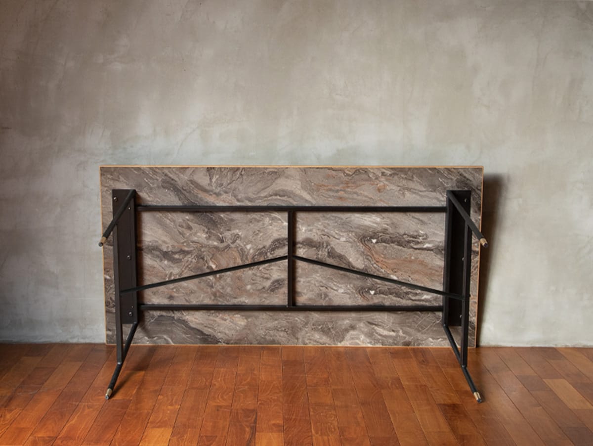 アデペシュのPOL 2wayダイニングテーブル、オーク無垢材とスチールフレームを使用したモダンな木製家具