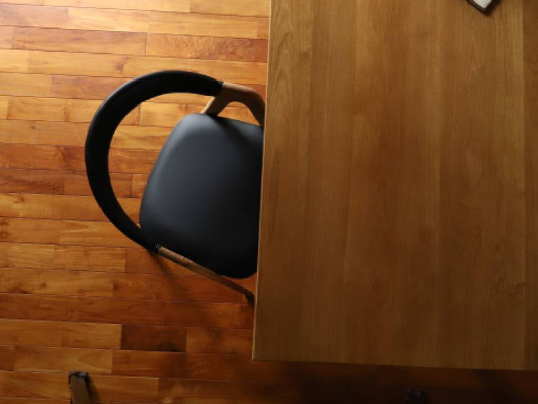 アデペシュのcobakホールドアームチェア、茶色のオーク材を使用した木製の椅子