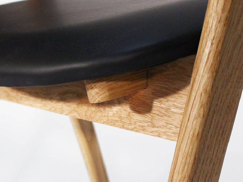 オークまたはウォルナット無垢材を使用した、自然な風合いのホールドアームチェアの詳細画像