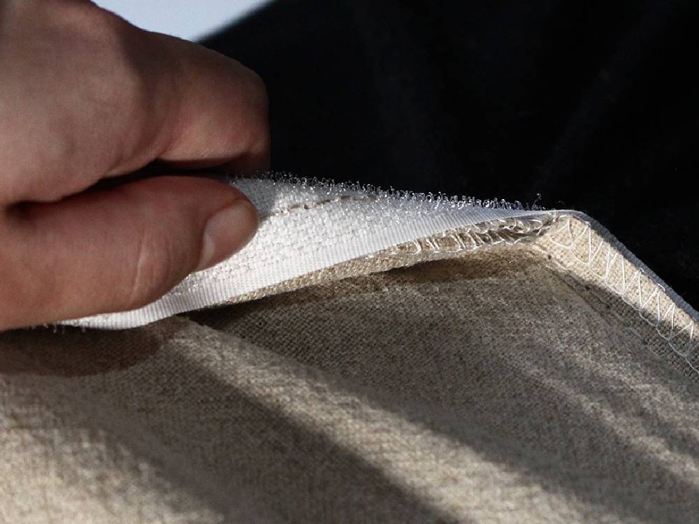 アデペシュ製グレーとシルバーのリネンを使用した織物フレンチリネンソファ