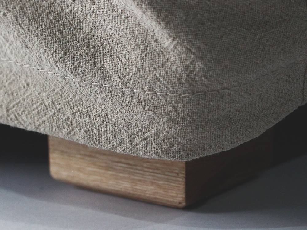 グレーとシルバーのリネン張りアデペシュフレンチソファが木製フローリングの上に配置されている様子