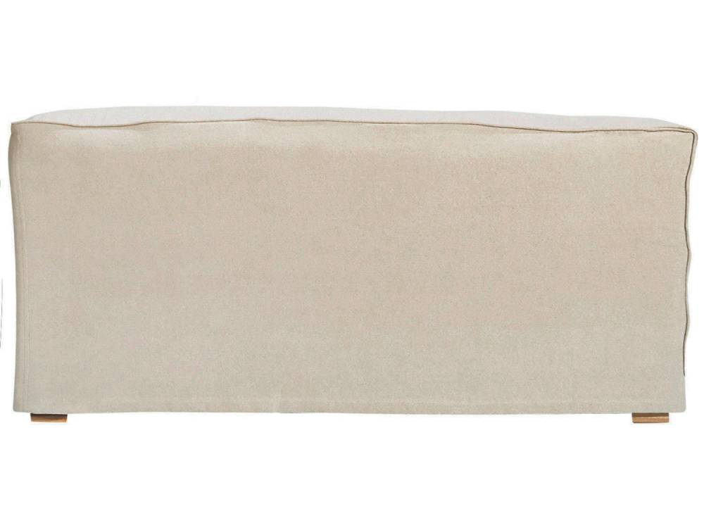 ブラウンのフレンチリネンソファがクッションやラグとともにリビングルームに配置され、快適な居住空間を演出しています