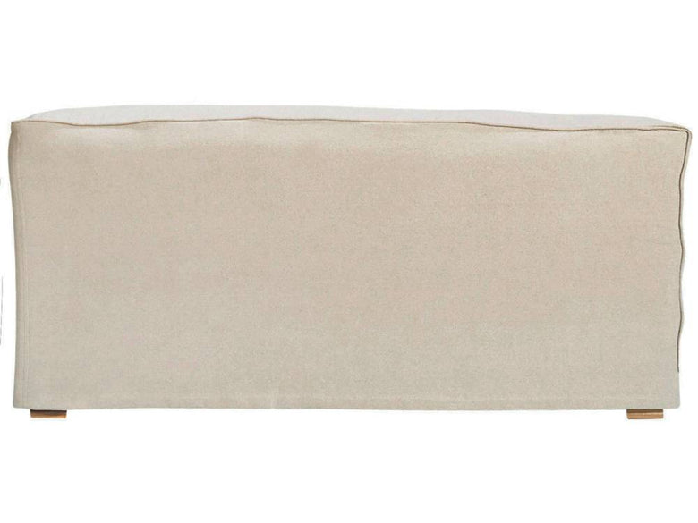 ブラウンのフレンチリネンソファがクッションやラグとともにリビングルームに配置され、快適な居住空間を演出しています