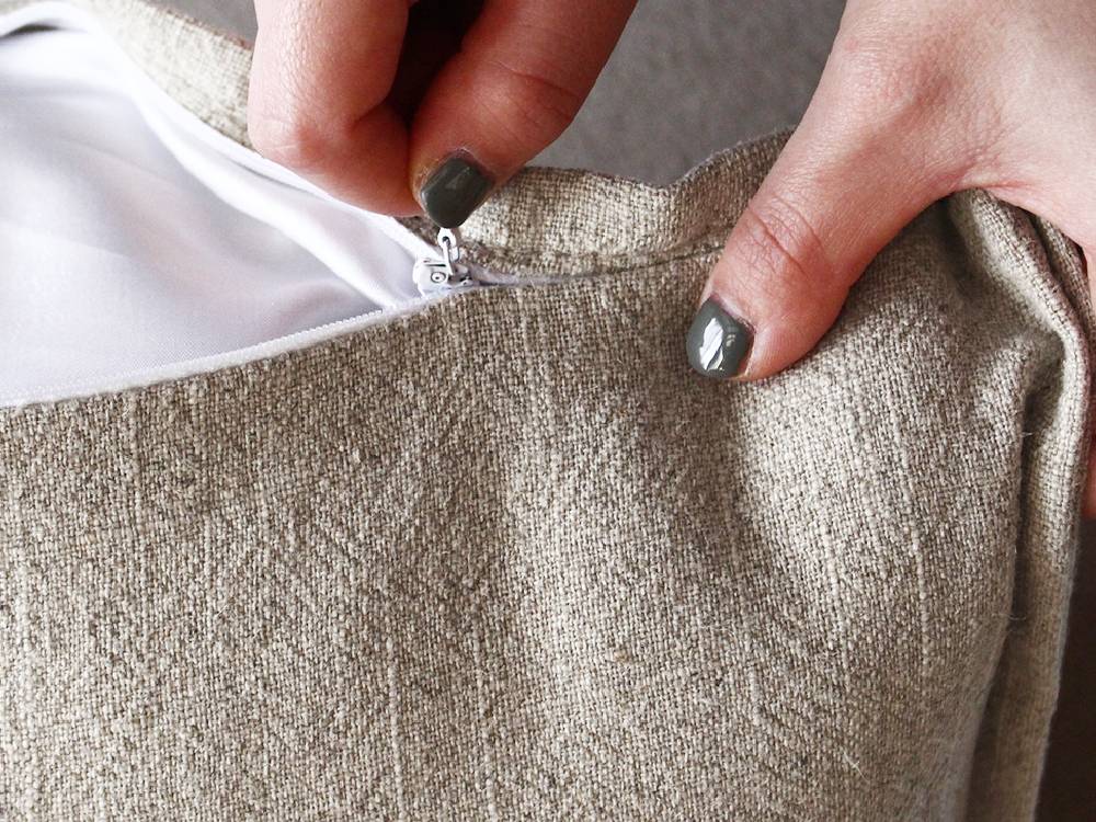 アデペシュのフレンチリネンソファのリネン織物パターンとシルバーアクセントを示す詳細画像