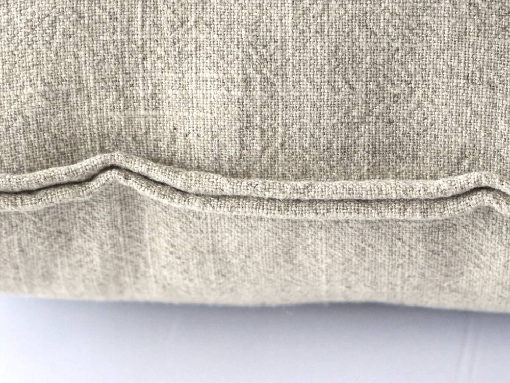 グレーのリネン生地製アデペシュフレンチリネンソファと装飾用クッション