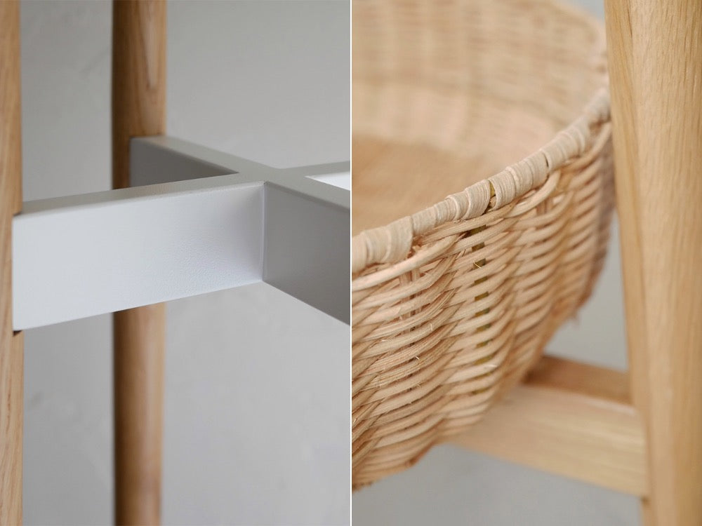 オーク無垢材とラタンを使用したバスケット付きナチュラルコートハンガー