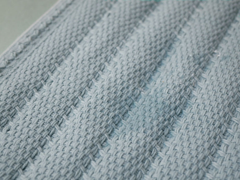 【OKATO】灰色のゆったりサイズバスマット、ポリエステルとレーヨン製で足裏さらさら