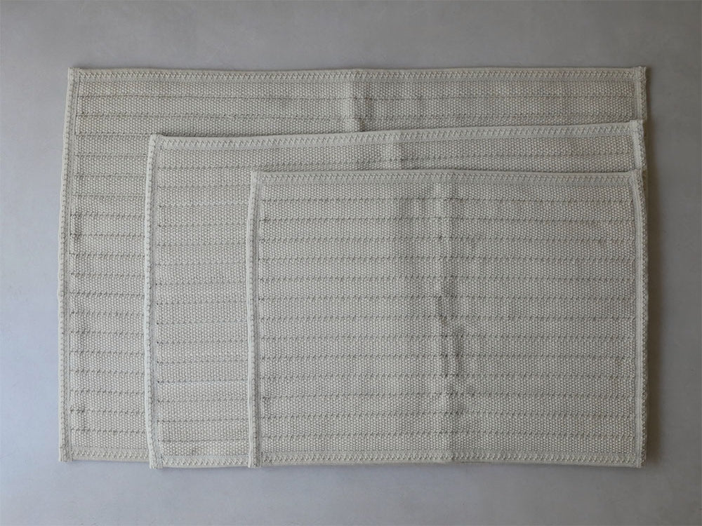 グレー色のゆったりサイズOKATO製バスマット。織物の質感があり、滑り止め加工が施されています。