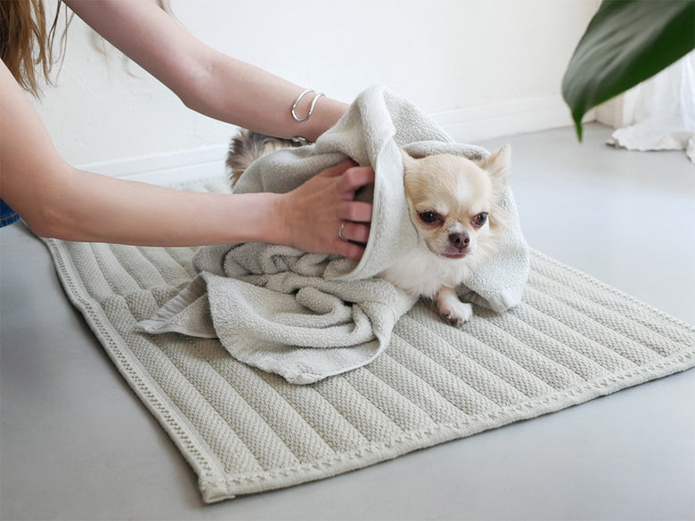 【OKATO】ポリエステルとレーヨン素材を使用した、ゆったりサイズで滑り止め加工が施されたバスマット