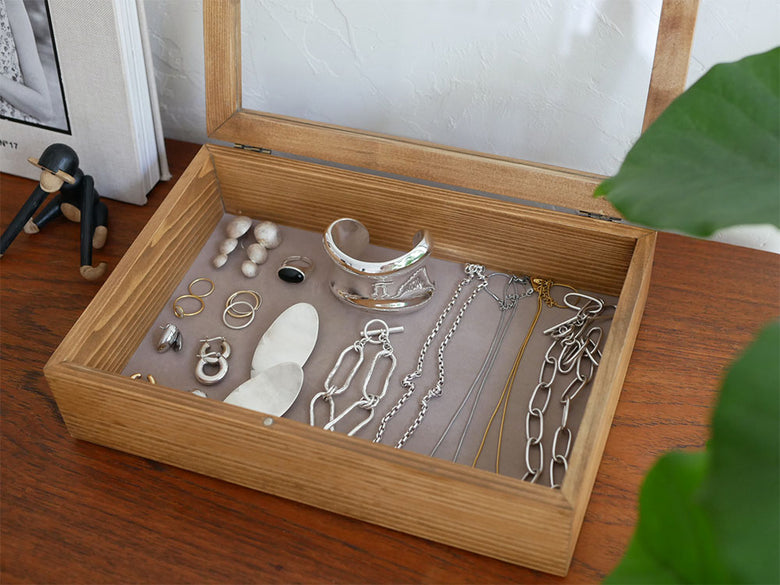 Creer（クレエ）のスタッキング可能なパイン材とガラス製のジュエリーボックス。銀色の装飾が施されています