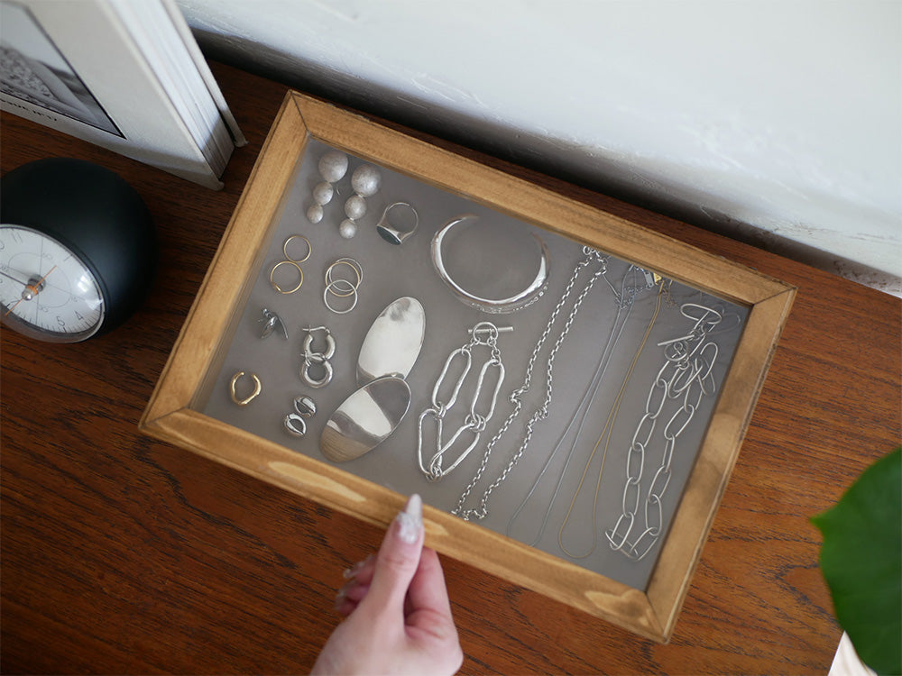 フィリピン製のパイン材とガラスを使用したスタッキング可能なジュエリーボックス。シルバーのアクセントが施されたデザインで、サイズS（幅280mm×奥行190mm×高さ73mm）とサイズL（幅350mm×奥行240mm×高さ73mm）が選べます。