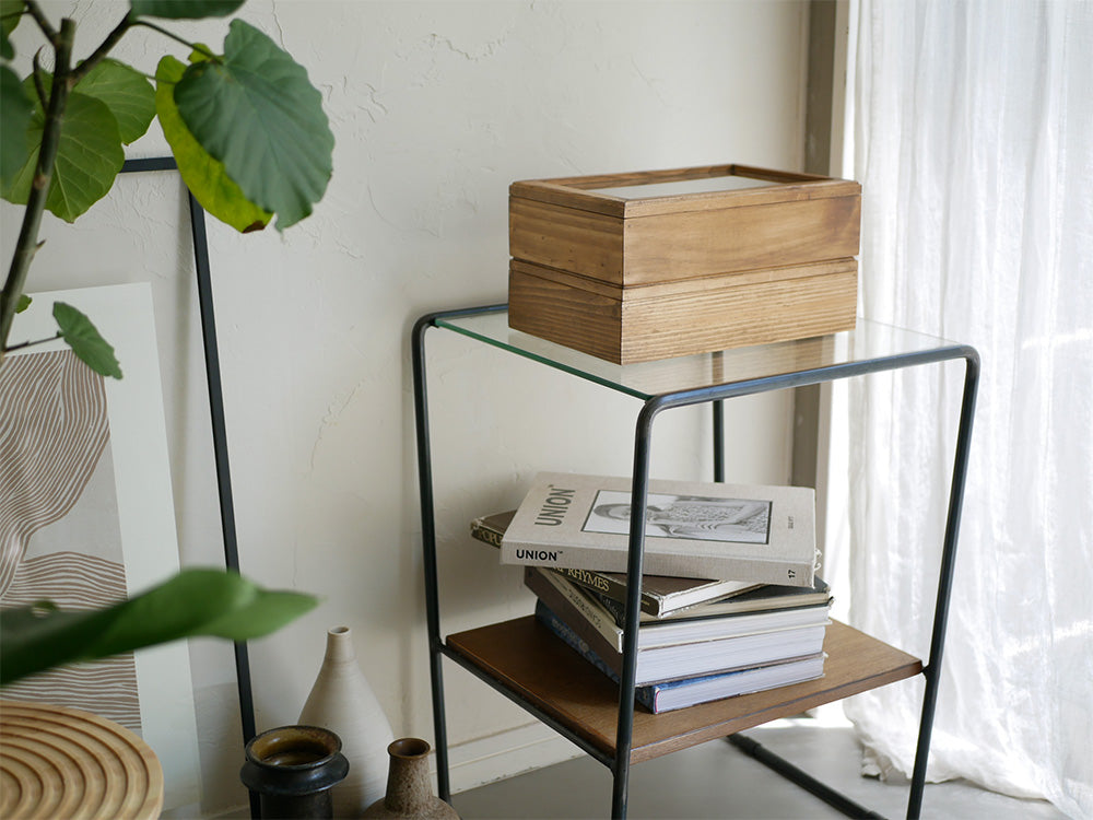 パイン材とガラスで作られた【Creer/クレエ】スタッキング可能なジュエリーボックスが観葉植物と共に室内に配置されている様子