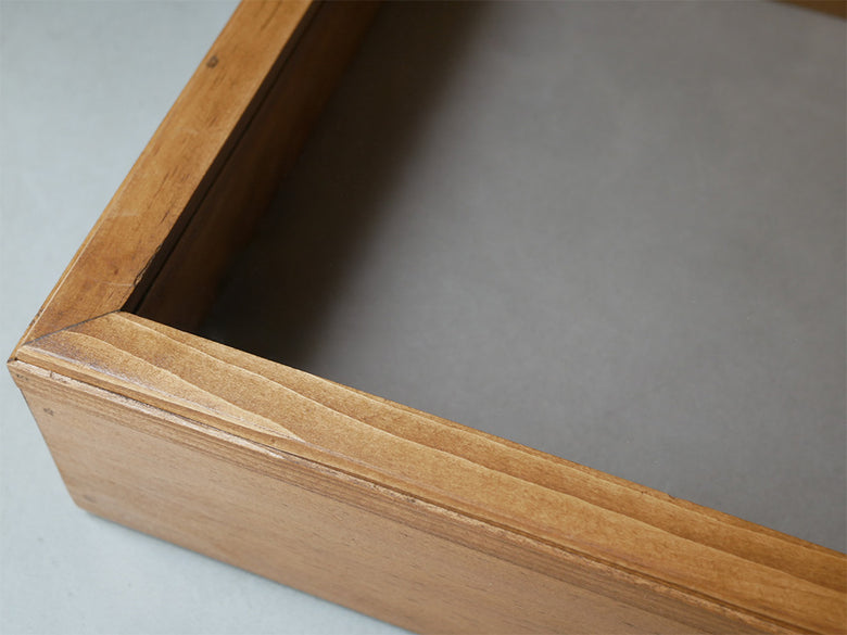 パイン材とガラス製のスタッキング可能なジュエリーボックス。自然な木目と光沢のある仕上げが特徴