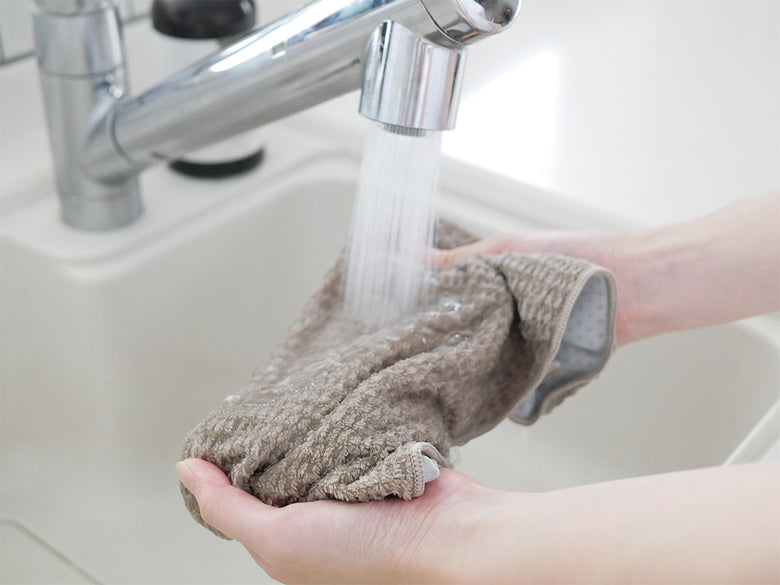 洗面台と水栓器具の隣に置かれた今治産マイナスディグリー冷感タオル