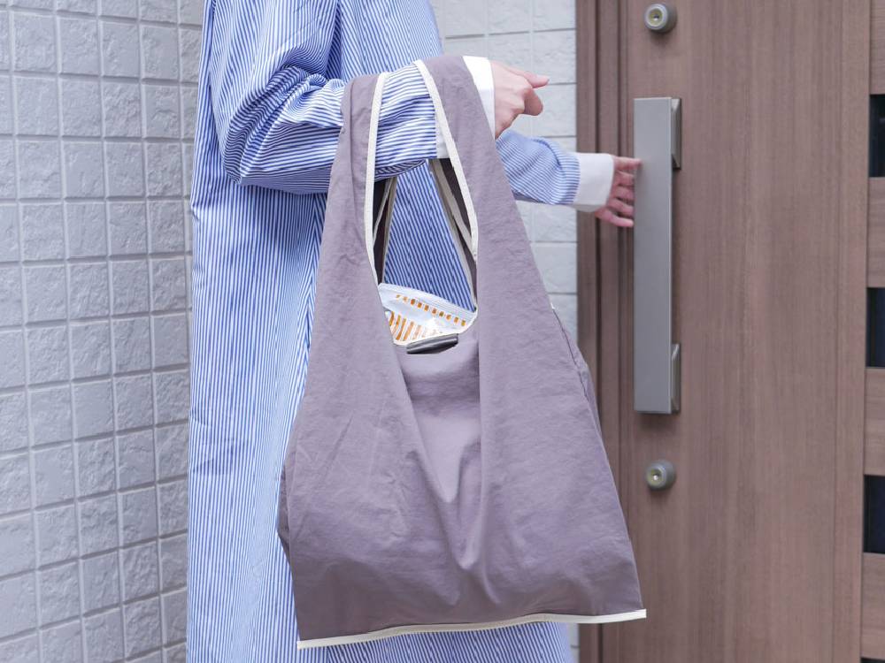 しっとりグレーのシワ加工ナイロン製エコバッグ、ショルダーストラップと内ポケット付き