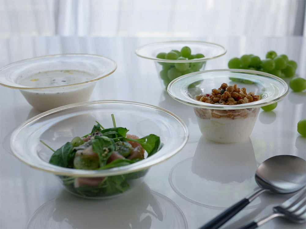 アクシスのクリーム色耐熱ガラス製手作りハットボウルに新鮮な野菜が盛られている