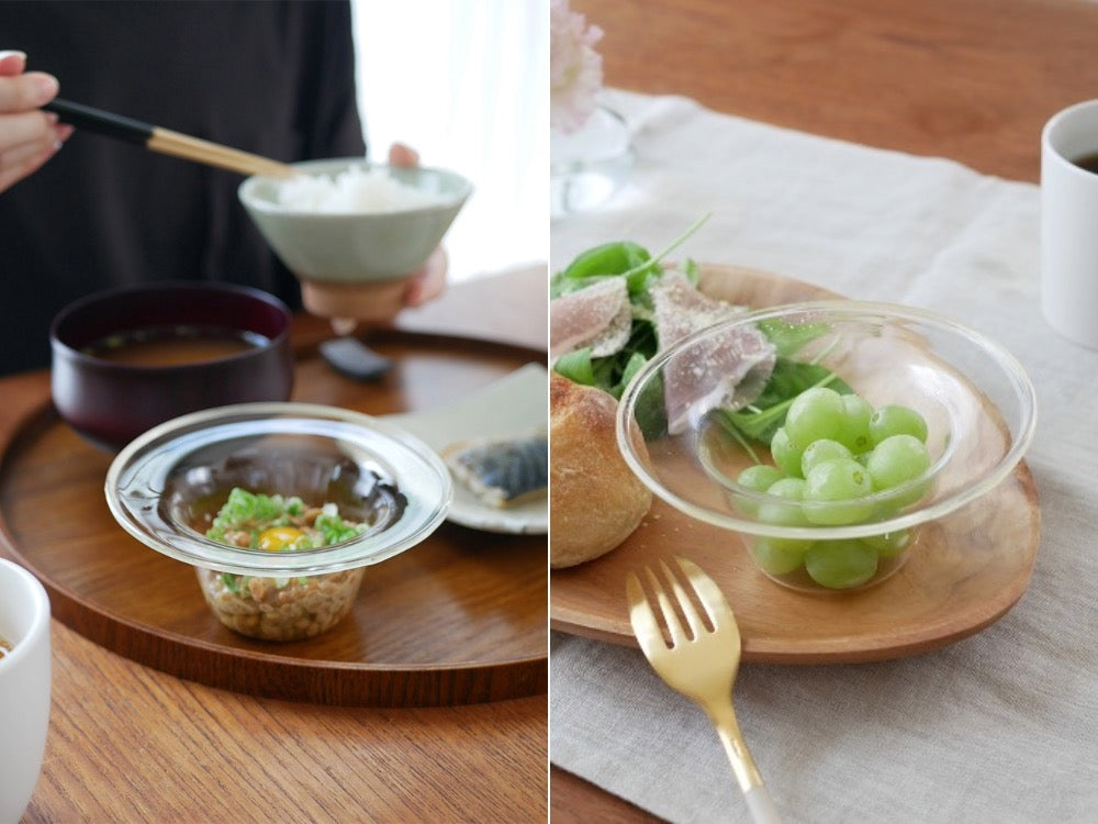 耐熱ガラス製のアクシス手作りハットボウルに新鮮な野菜が盛られ、テーブルウェアとともにテーブルに配置されている様子