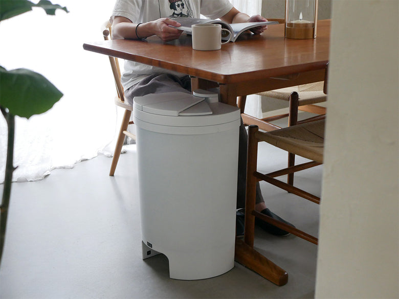 DiETZディーツの30リットルプラスチック製ダストボックス。スライド開閉フットセンサー付きで清潔な家庭用品。