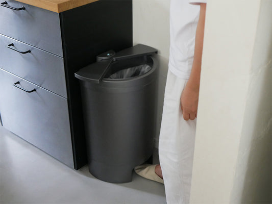 DiETZ（ディーツ）のスライド開閉フットセンサー搭載シルバーカラー30リットルプラスチック製ダストボックス。家庭用リサイクルビン。