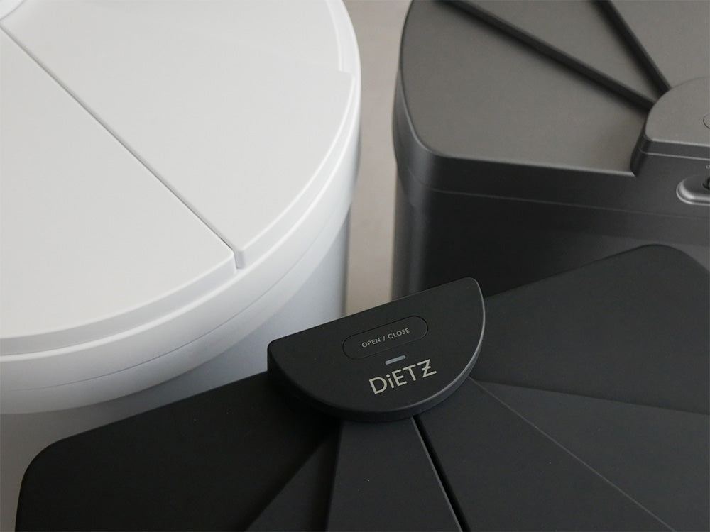 シルバーグレーのDiETZ（ディーツ）30リットルスライド開閉フットセンサー搭載ダストボックス