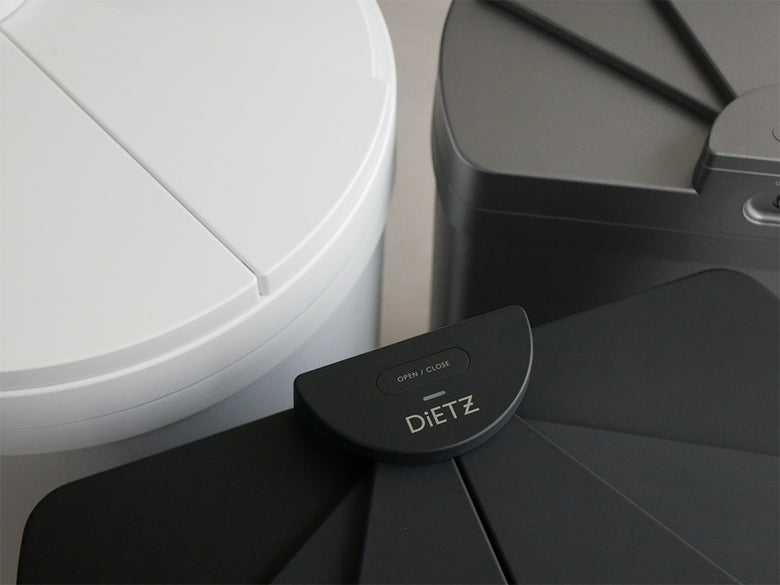 シルバーグレーのDiETZ（ディーツ）30リットルスライド開閉フットセンサー搭載ダストボックス