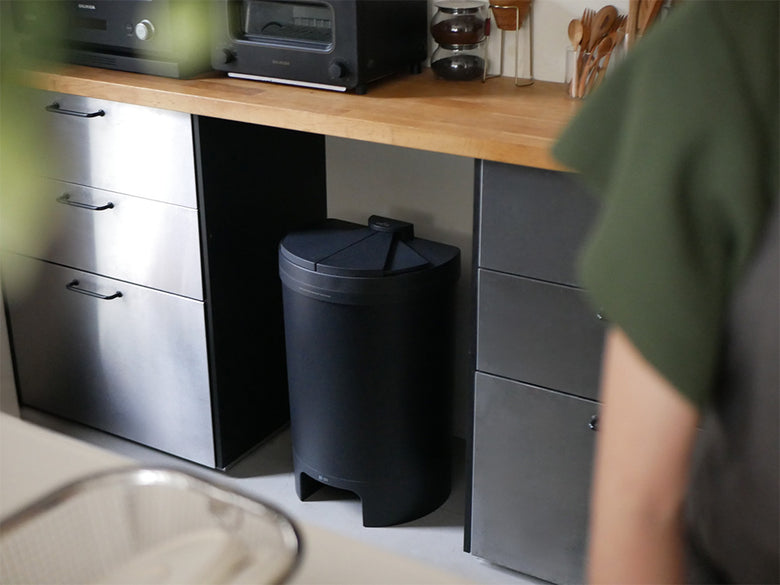 ディーツのスライド開閉フットセンサー付き30リットルダストボックスがキッチンキャビネット内に設置されている様子