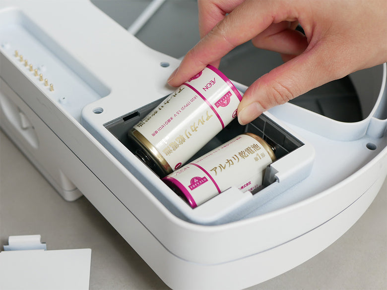 ディーツ（DiETZ）のスライド開閉フットセンサー付きダストボックス。オフホワイトのABS樹脂製で30リットルの容量を持つ家庭用ゴミ箱。