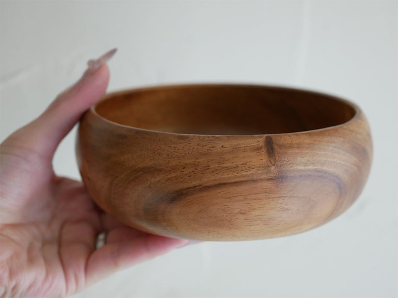 選べるやさしいアカシア食器の天然木ミキシングボウルとエッグ型トレーが美しく並んだキッチン用セット