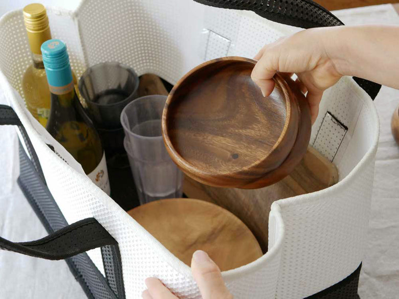 天然木アカシア製のバスケットとエッグ型トレー、スクエアトレー、ラウンドボールがセットになった収納用品。