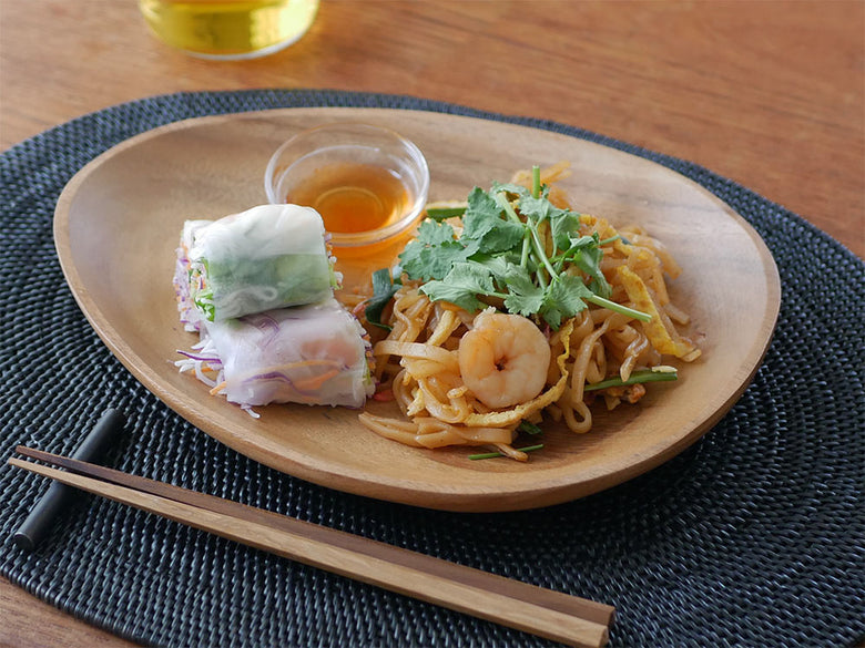 選べるやさしいアカシア食器と野菜料理が並べられたテーブルセッティング