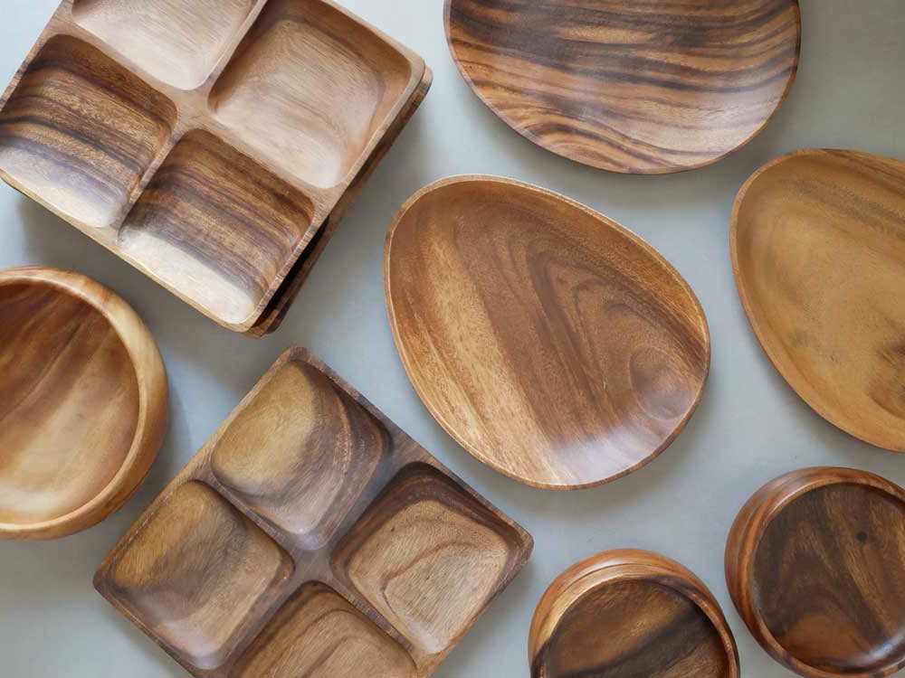 天然アカシア木製のエッグ型トレー、スクエアトレー、ラウンドボールが並んだ食器セット