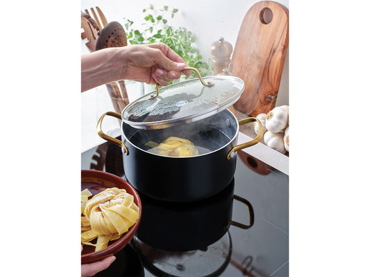 グリーンパンのストゥディオシリーズ、キャセロール、ソースパン、ミルクパンがセラミックコーティングで美しく並んだキッチン用品の画像