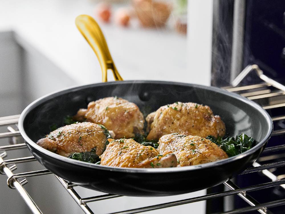 グリーンパン ストゥディオシリーズのキャセロール、ソースパン、ミルクパンがキッチンに並んでいる様子