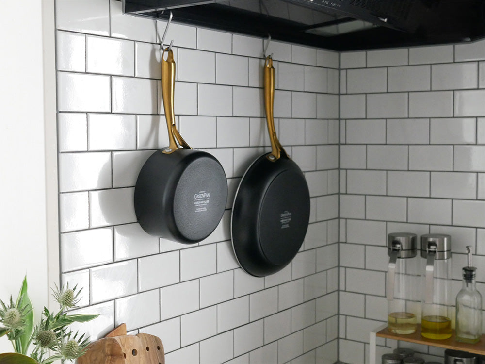 セラミックコーティングのグリーンパン キャセロール、ソースパン、ミルクパンがキッチンスタンドに整然と配置された調理器具セット