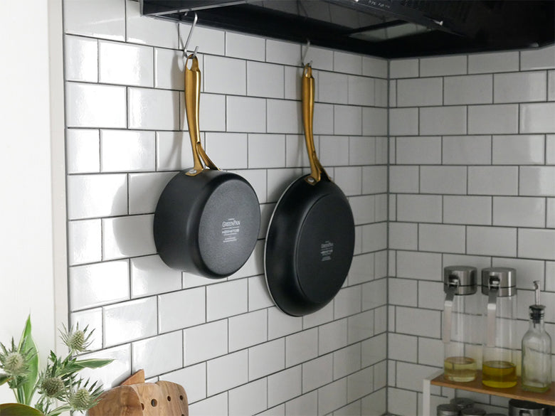 セラミックコーティングのグリーンパン キャセロール、ソースパン、ミルクパンがキッチンスタンドに整然と配置された調理器具セット
