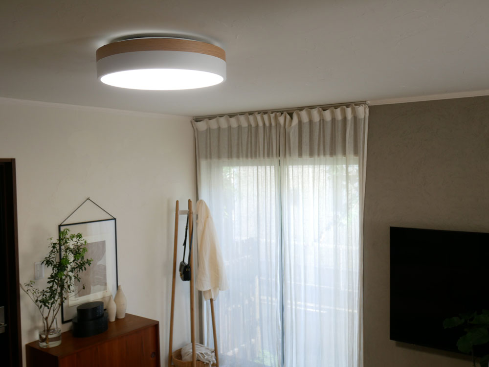 BRID/ブリッド Olika 天然木と北欧カラーを使用したモダンなオーク曲木製LEDシーリングライトが天井に取り付けられているインテリア照明