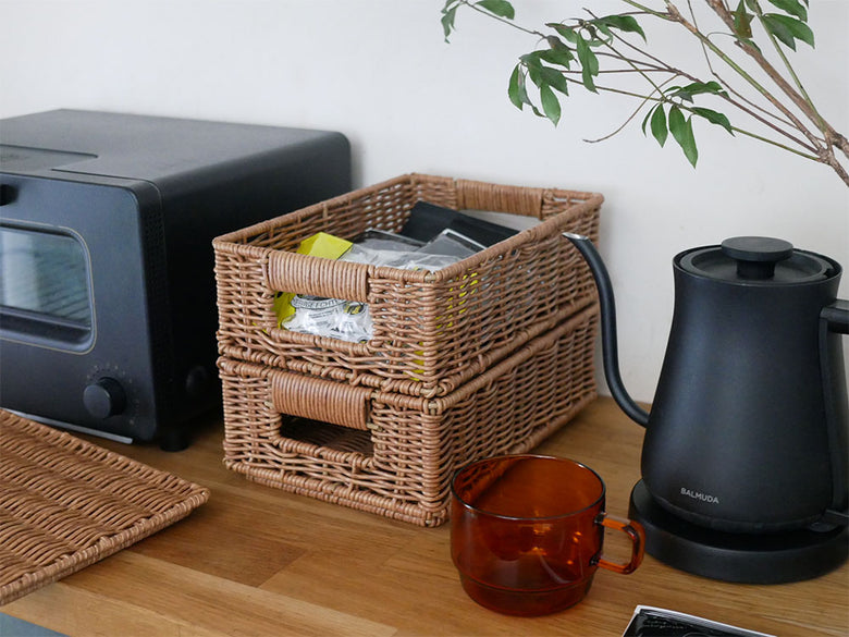 洗えて隠せるブラウンのスタッキングバスケットが積み重ねられている様子