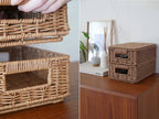 トークのブラウンスタッキングバスケットが自然素材の柳で作られ、棚に整然と収納されている様子