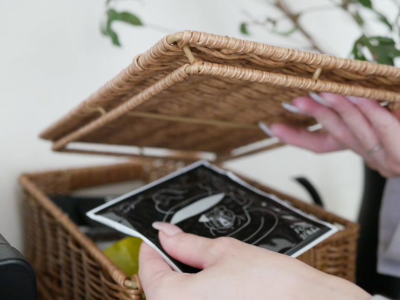 洗えて隠せるブラウン色のスタッキングバスケット。ポリエチレンとアイアン素材で作られ、重ねて収納できるデザイン。家庭用品やピクニックに最適な自然素材のウィッカーボックス。