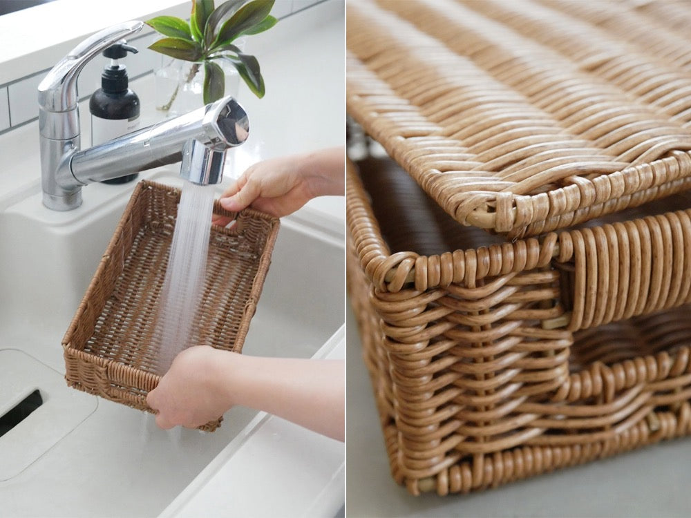 ブラウンの洗えて隠せるスタッキングバスケット。天然素材の籐とポリエチレン・アイアンを使用し、家庭用収納に最適なデザイン